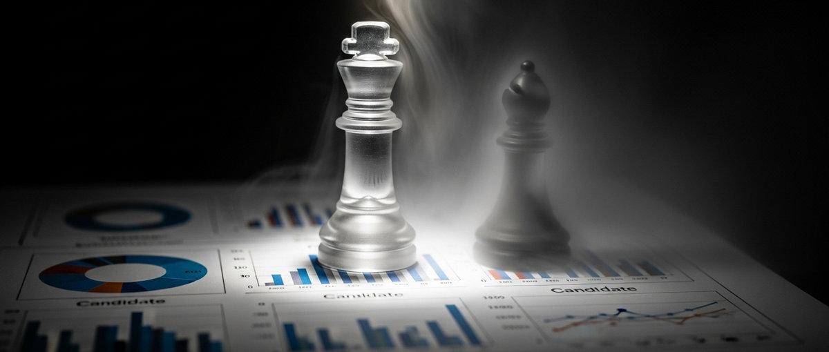 Pieza de ajedrez cristalina junto a otra hecha de humo sobre tablero con gráficos de datos, simbolizando decisiones claras basadas en información versus intuición nebulosa.